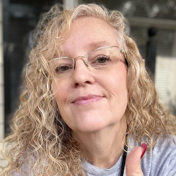 Meet your Posher, Sharon - Picture 2 of 3